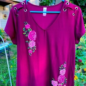 Top burgundy color stretch w/textured roses